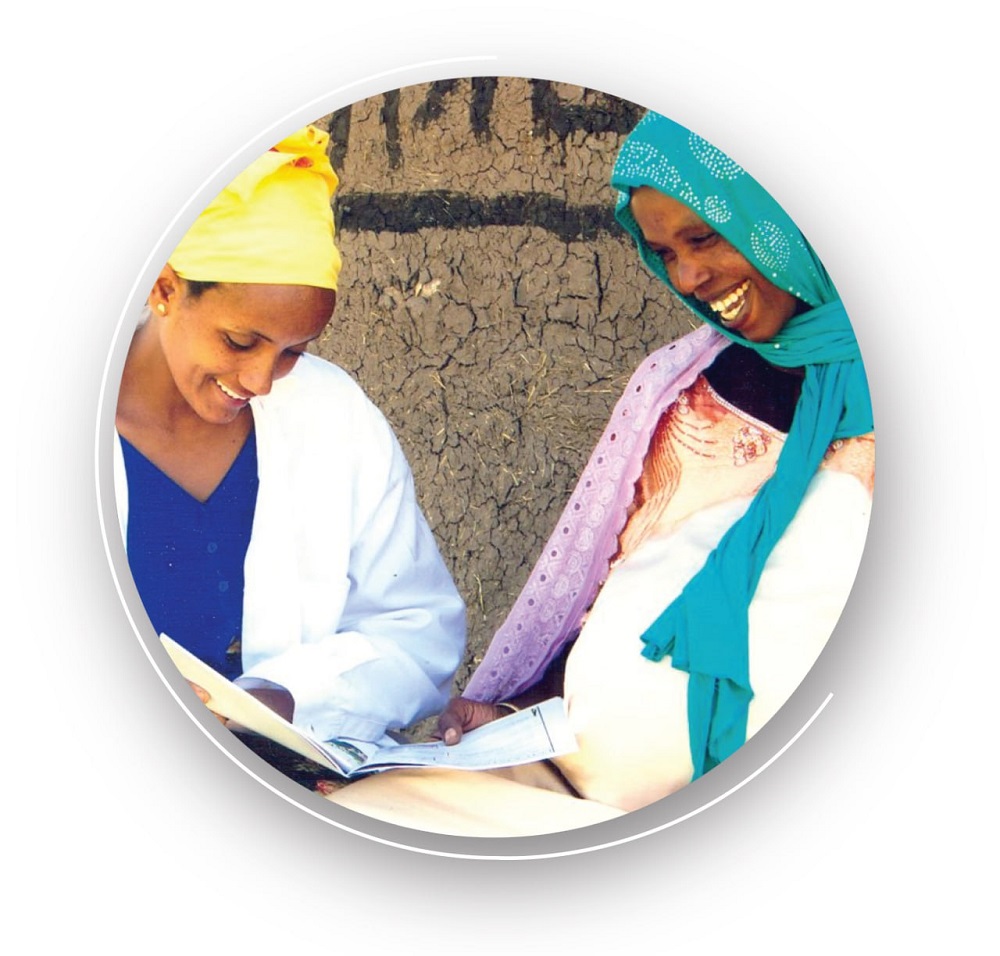 A trained health worker counselling a pregnant woman